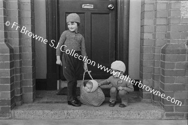 NORMAN WHITE WITH MRS HELEN & MARGARET & GRANIA IN BASKET